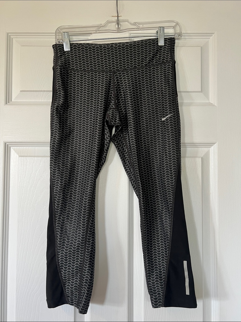 Nike Black & Gray Wave-Print Cropped Leggings